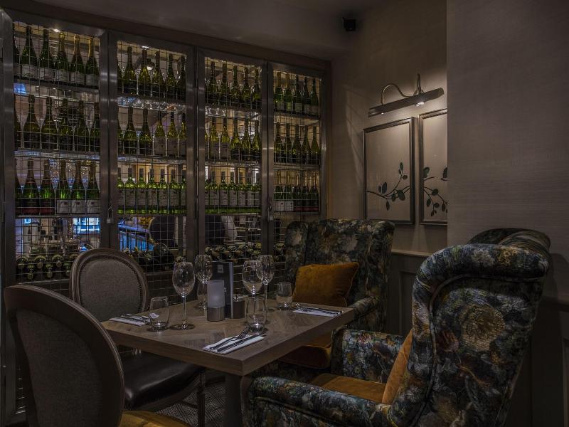 Three Swans Hotel image