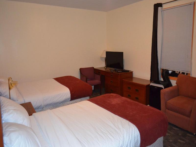 Two Hills Inn 4