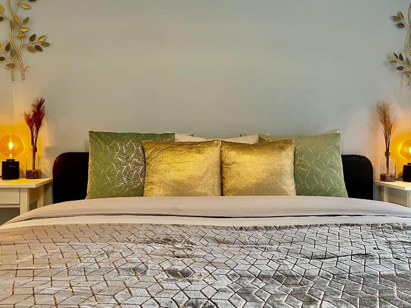 One Lux Stay Near Fashion District image