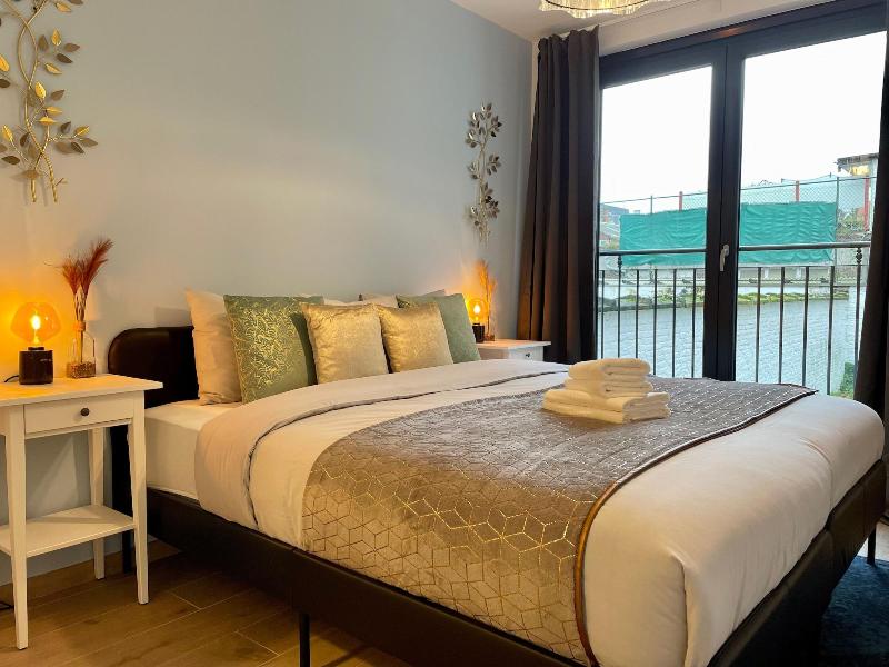 One Lux Stay Near Fashion District image