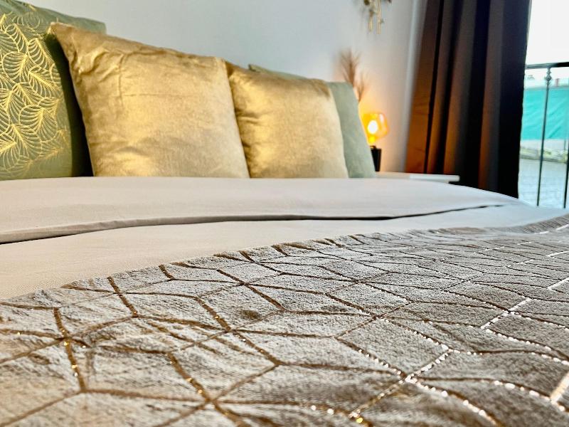 One Lux Stay Near Fashion District image