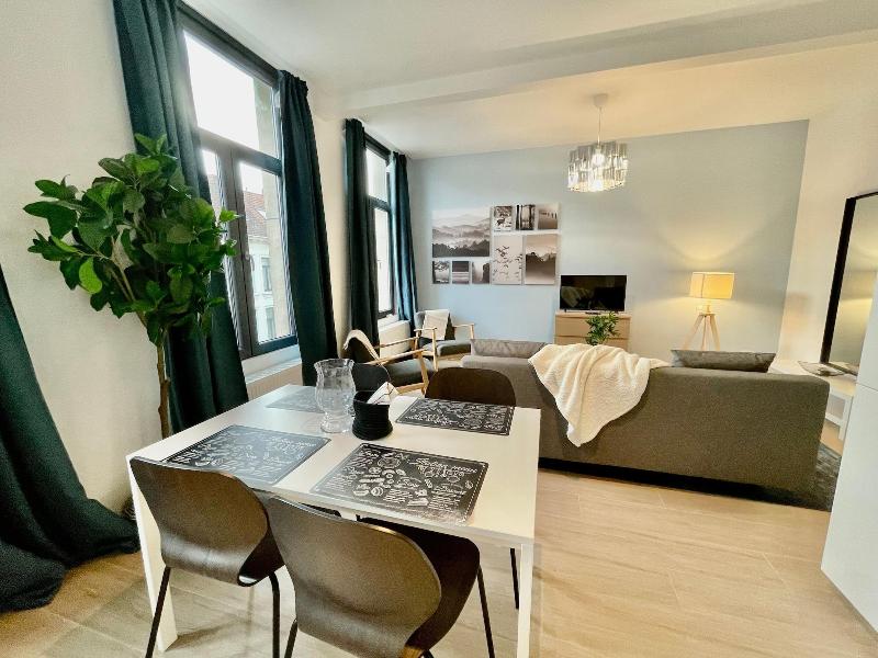 One Lux Stay Near Fashion District image