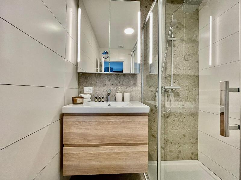 One Lux Stay Near Fashion District image