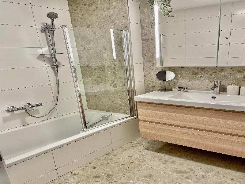 One Lux Stay Near Fashion District image