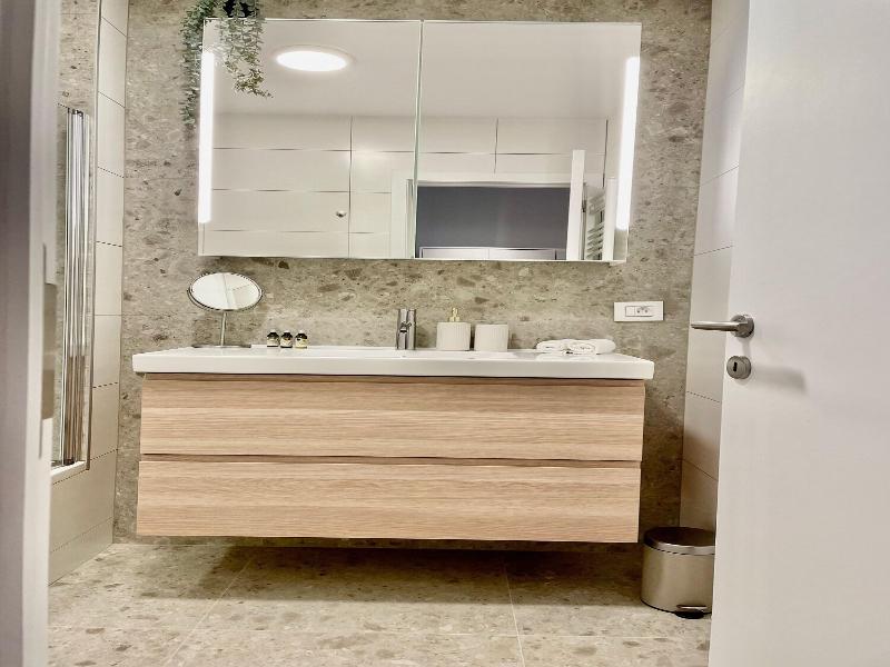 One Lux Stay Near Fashion District image