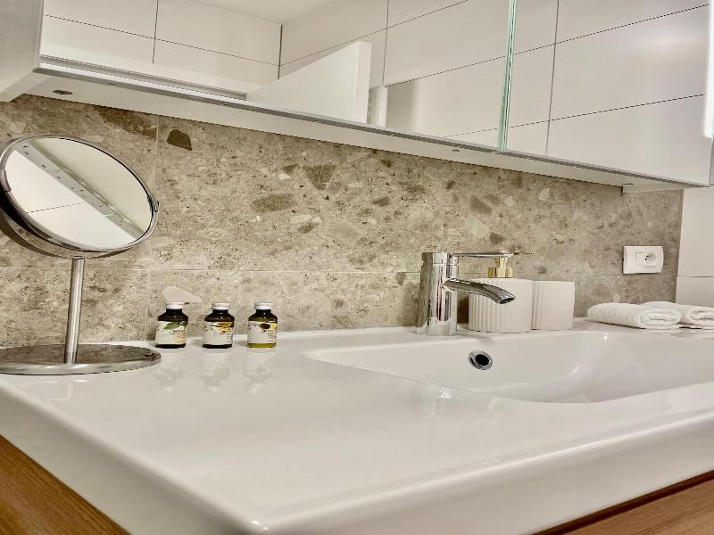 One Lux Stay Near Fashion District image