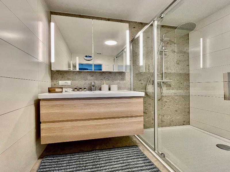 One Lux Stay Near Fashion District image