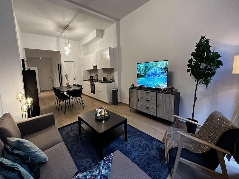 One Lux Stay Near Fashion District image