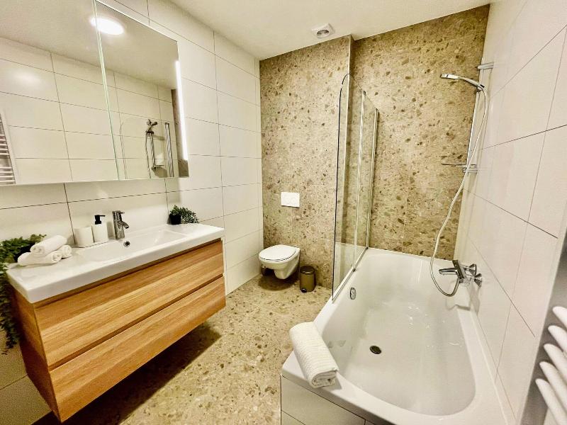 One Lux Stay Near Fashion District image