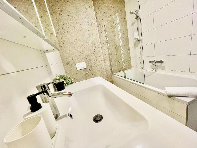 One Lux Stay Near Fashion District image
