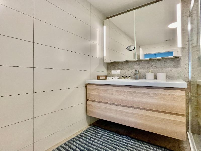 One Lux Stay Near Fashion District image