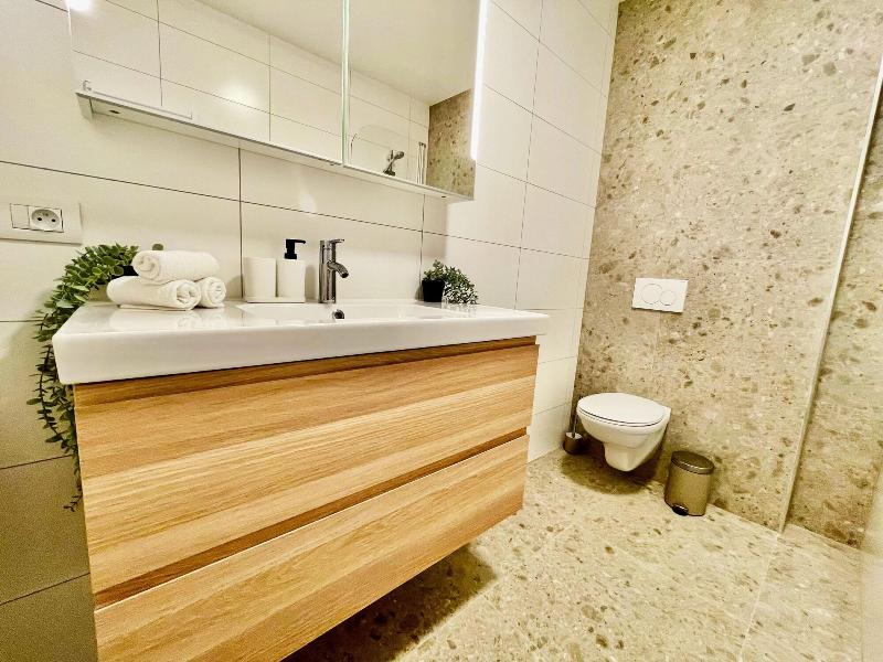 One Lux Stay Near Fashion District image
