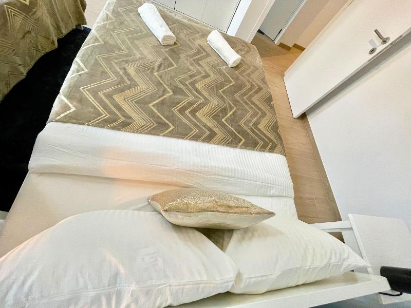 One Lux Stay Near Fashion District image