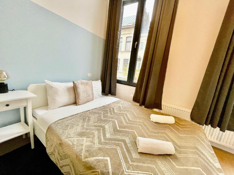 One Lux Stay Near Fashion District image