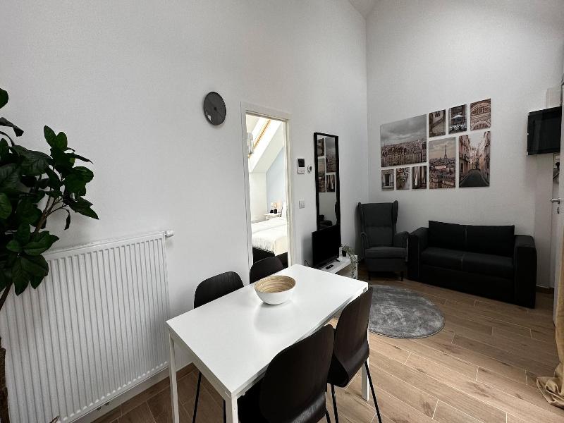 One Lux Stay Near Fashion District image