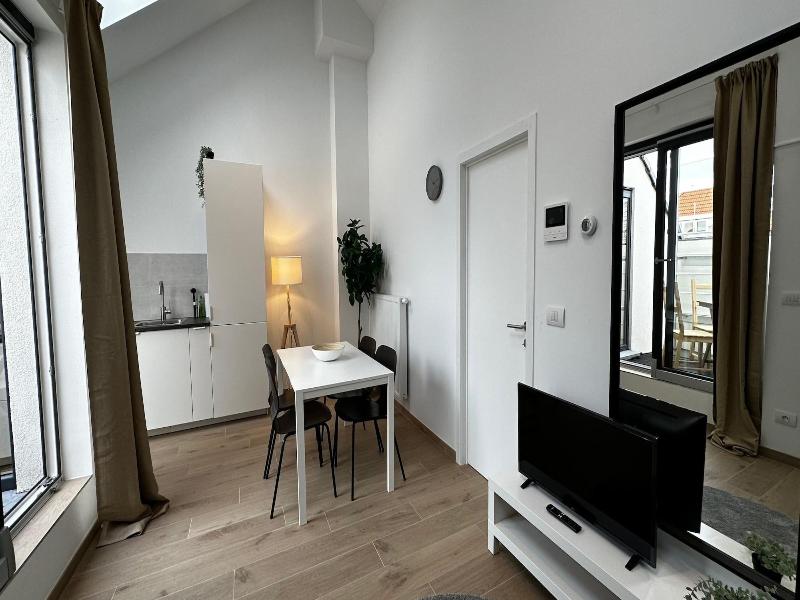 One Lux Stay Near Fashion District image