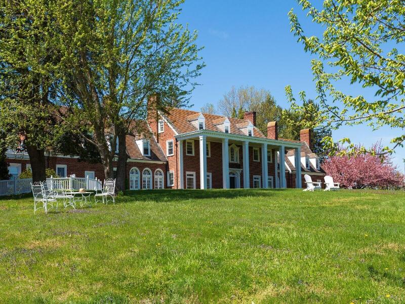 The Inn At Tacaro Estate image