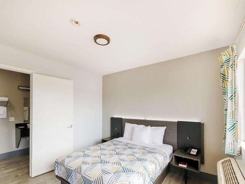 Home 6 By Townhouse Topeka Ks I 70 — photo 10