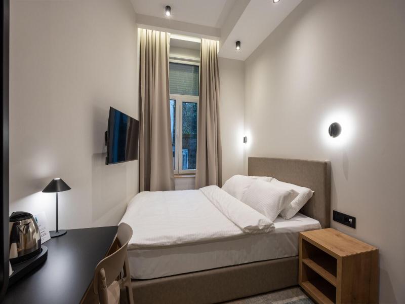Hop Inn Rooms & Suites Belgrade image