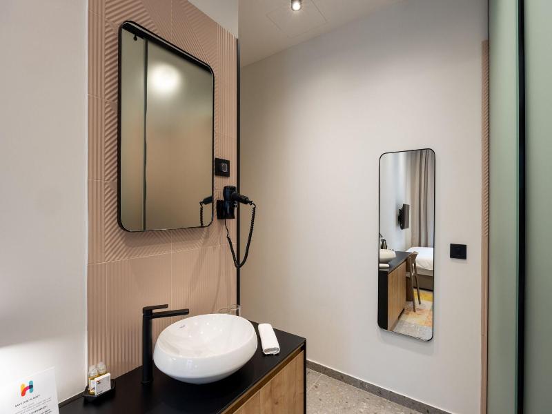 Hop Inn Rooms & Suites Belgrade image