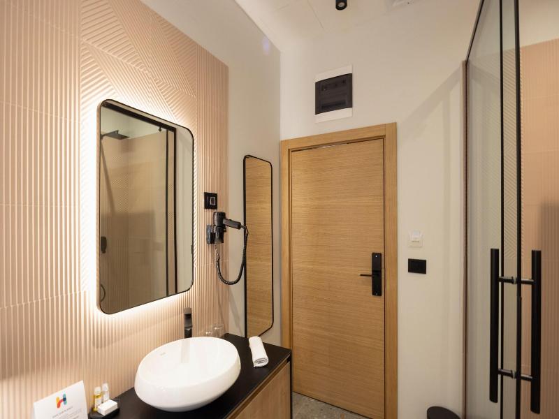 Hop Inn Rooms & Suites Belgrade image