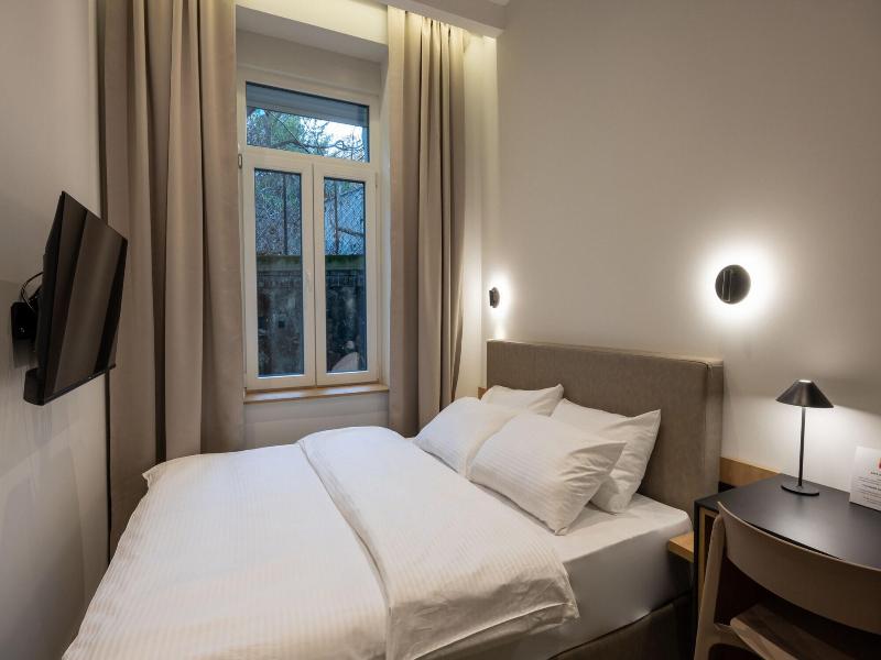 Hop Inn Rooms & Suites Belgrade image