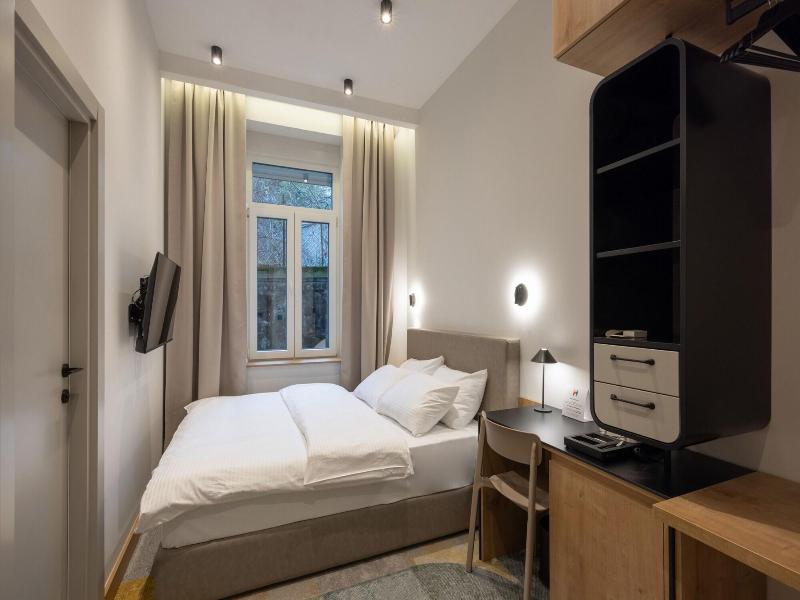 Hop Inn Rooms & Suites Belgrade image