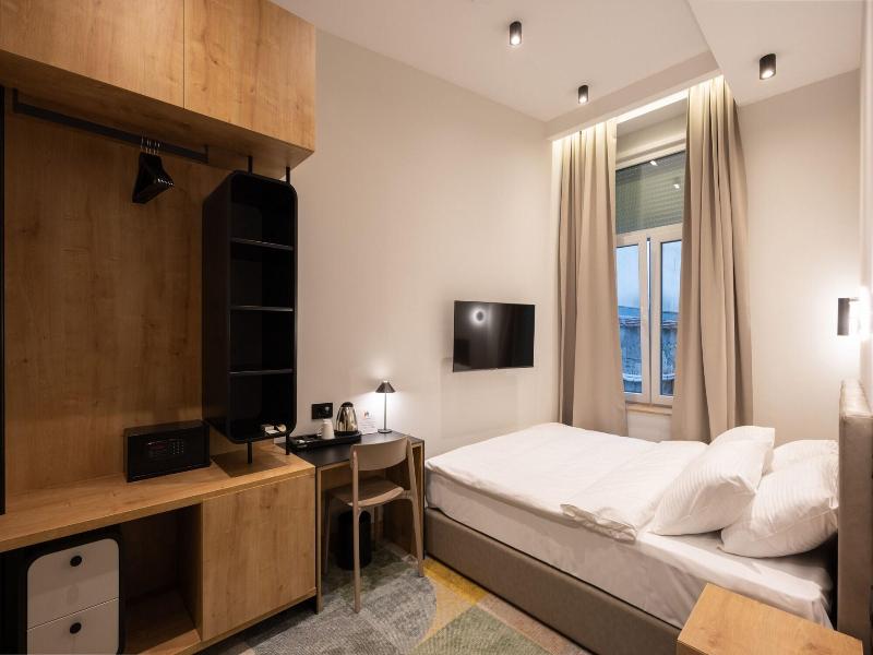 Hop Inn Rooms & Suites Belgrade image