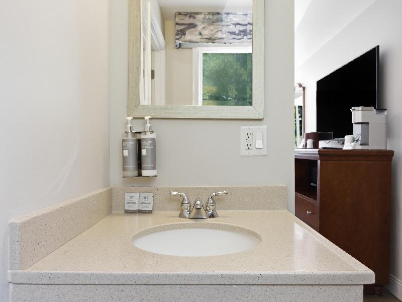 Wilder Inn South Wellfleet, Outset Collection image