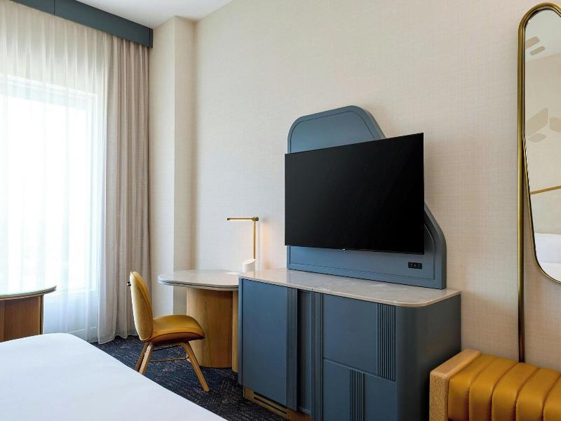 Renaissance Schaumburg Convention Center Hotel image