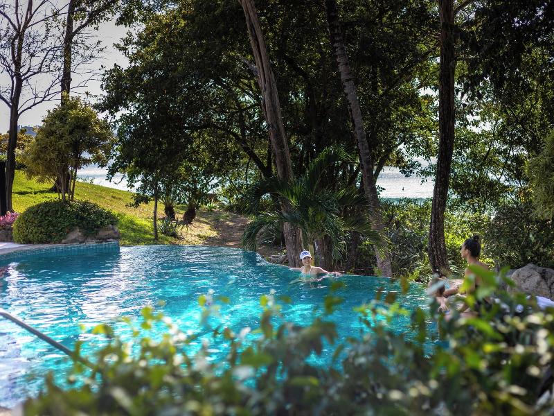 Reunion Wellness Resort Retreats image