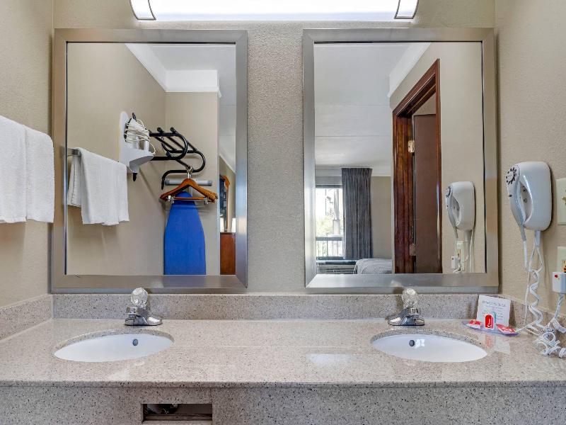 Econo Lodge North North Area image