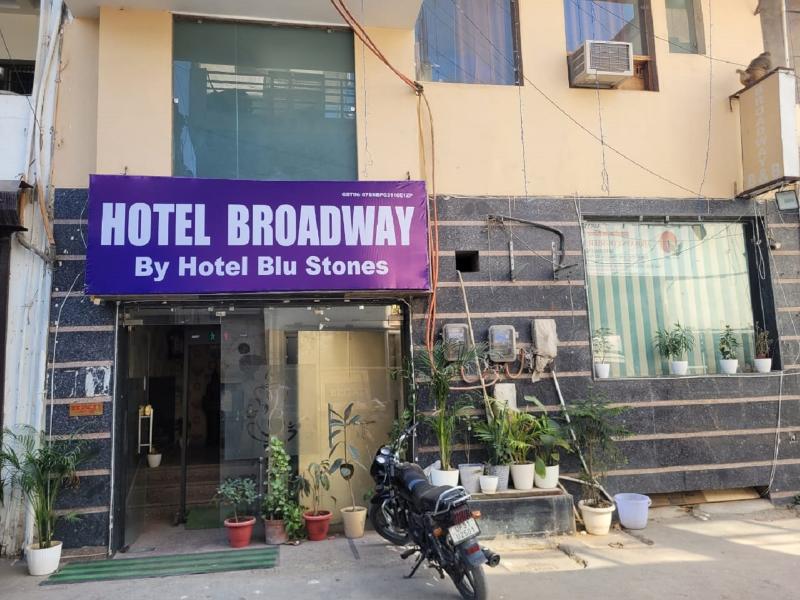 Hotel Broadway At Airport image