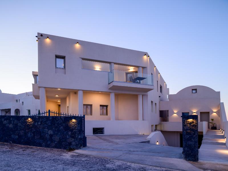 Eteo Santorini Luxury Suites