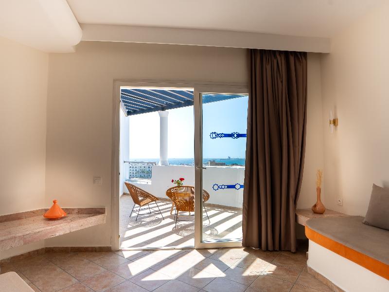 Intouriste Hôtel & Suites — exterior view
