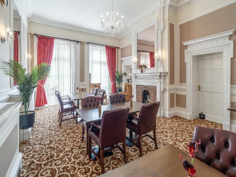 Russ Hill Hotel image