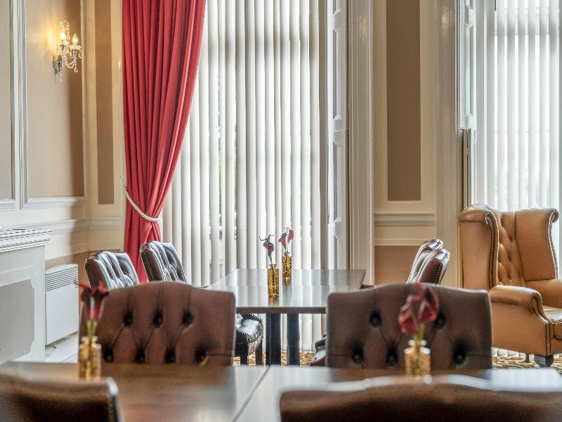 Russ Hill Hotel image