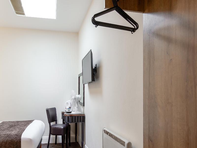 Russ Hill Hotel image