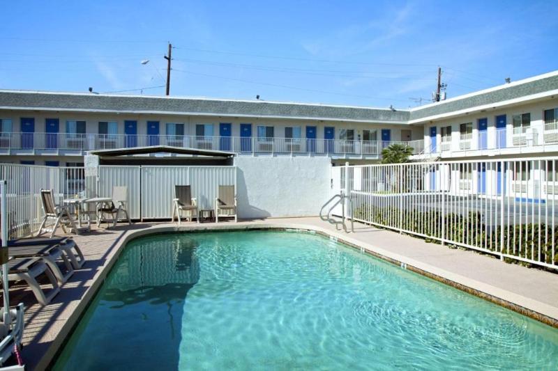 Motel 6 Phoenix, AZ - Airport - 24th Street image
