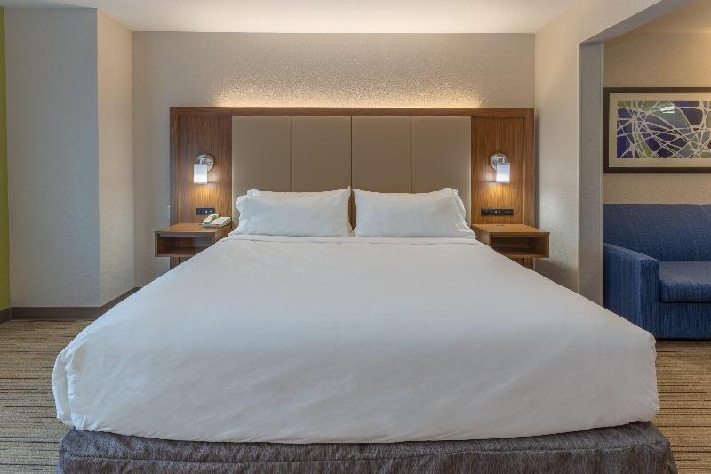Holiday Inn Expr and Sts Milwaukee NW – Park Place image