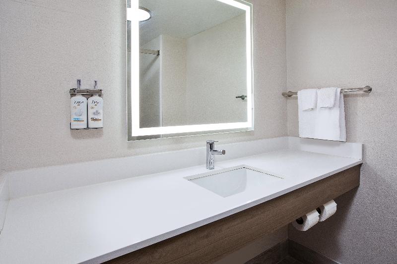 Holiday Inn Expr and Sts Milwaukee NW – Park Place image