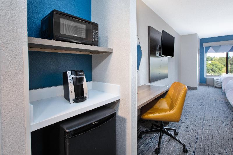 Holiday Inn Expr and Sts Milwaukee NW – Park Place image
