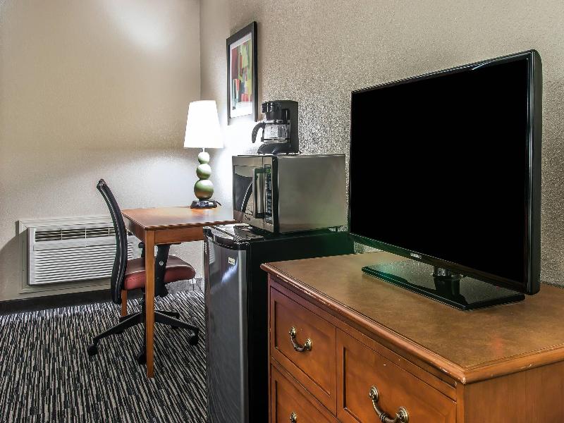 Quality Inn & Suites Banquet Center image