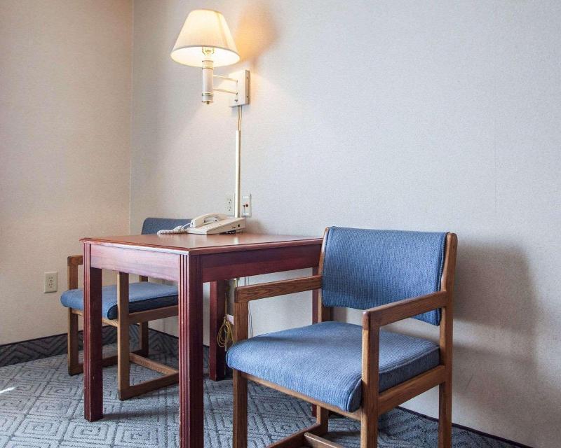 Rodeway Inn & Suites Milwaukee Airport image