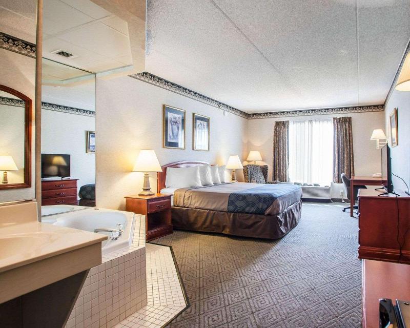 Rodeway Inn & Suites Milwaukee Airport image