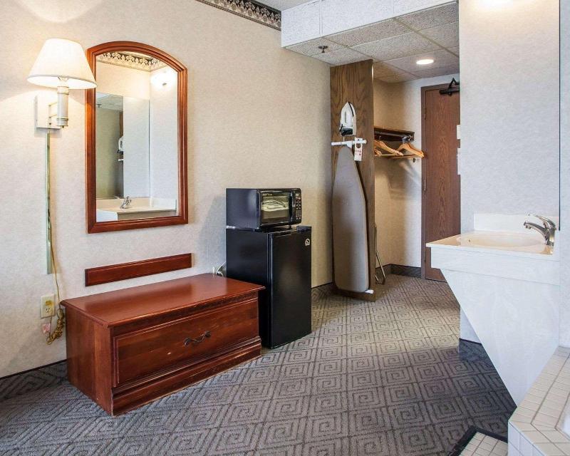 Rodeway Inn & Suites Milwaukee Airport image