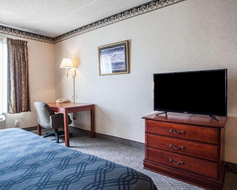 Rodeway Inn & Suites Milwaukee Airport image