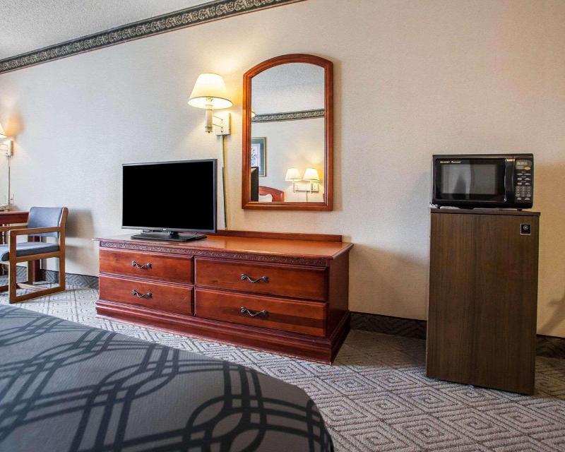 Rodeway Inn & Suites Milwaukee Airport image