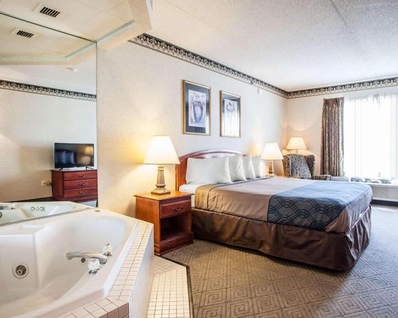 Rodeway Inn & Suites Milwaukee Airport image