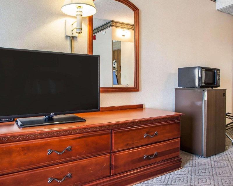 Rodeway Inn & Suites Milwaukee Airport image